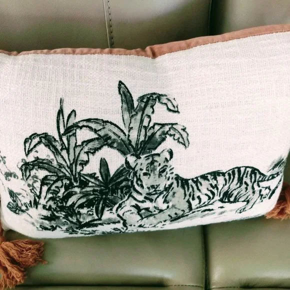 COTTON & VELVET PRINT PILLOW WITH TIGEr IMAGES & TASSELS - Picture 8 of 10